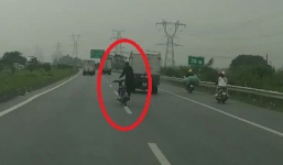 Khiếp vía cảnh nam thanh niên lái xe ngông cuồng trên cao tốc Hà Nội
