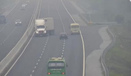 Xe container liều lĩnh quay đầu đi ngược chiều trên cao tốc Hà Nội - Hải Phòng gây xôn xao