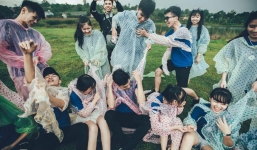 Lên đồ lồng lộn chụp kỷ yếu nhưng gặp mưa, lớp học này quyết định mặc luôn áo mưa và cho ra đời bộ ảnh siêu chất!