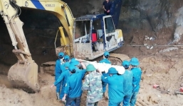 Tìm thấy một thi thể phu vàng mắc kẹt trong hang tại Hòa Bình