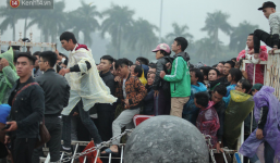 Sáng chủ nhật kinh hoàng: Fan mua vé AFF Cup 2018 đẩy đổ hàng rào sân Mỹ Đình