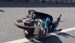 Người dân dùng ô che nắng cho thi thể nam dân quân tự vệ bị tai nạn tử vong