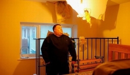 Hy hữu: Thoát chết gang tấc khi bị khối băng rơi từ máy bay trúng giường ngủ