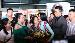 Tân Hoa hậu Trái Đất 2018 Nguyễn Phương Khánh ôm chặt người mẹ quyền lực tại sân bay ngày về nước