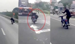 Quái xế vừa lái xe máy một tay, vừa “diễn xiếc” khiến người đi đường thót tim