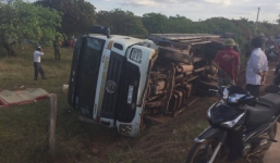 Xe tải chở trụ điện mất lái lao xuống vệ đường, 2 người tử vong thương tâm