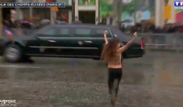 Người phụ nữ không mặc áo biểu tình lao tới xe của Tổng thống Mỹ