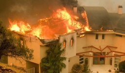 Cháy rừng kinh hoàng, hơn 20 người chết, hàng loạt biệt thự của sao bị thiêu rụi