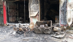 Cháy nhà, mẹ hoảng loạn bồng bế 2 con trèo qua mái nhà chạy khỏi biển lửa