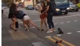 Hai cô gái chửi bới, lao vào đánh nhau, lột quần áo giữa phố