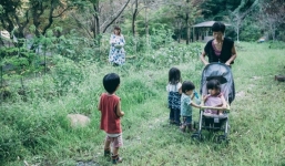 Ngôi nhà yên bình ẩn mình bên núi luôn rộn ràng tiếng cười của người chồng lấy hai vợ và có 6 đứa con ở Nhật