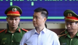 Hình ảnh Phan Sào Nam trong ngày đầu xét xử đường dây đánh bạc nghìn tỷ