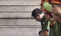 Ông Phan Văn Vĩnh lặng lẽ cúi đầu nghe tòa công bố cáo trạng