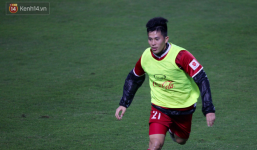 Thiếu vé, Trọng 'ỉn' đề nghị đồng đội thi sút bóng vào xà ngang đổi lấy vé xem AFF Cup