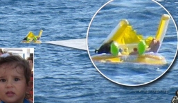 Thấy vật lạ trôi nổi tưởng là búp bê, ông lão chạm vào mới nhận ra đứa trẻ bị dạt ra biển do bất cẩn của bố mẹ