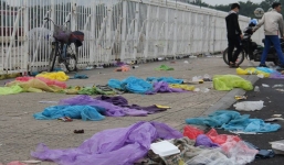 Rác ngập cổng sân vận động Mỹ Đình sau một ngày cổ động viên 'cắm chốt' chờ mua vé AFF Cup 2018