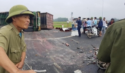 Tai nạn thương tâm, 2 mẹ con bị container lật nghiêng đè tử vong