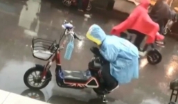 Bé trai lấy thân mình che cho yên xe mẹ khỏi ướt dưới mưa khiến cộng đồng mạng hết lời tán dương