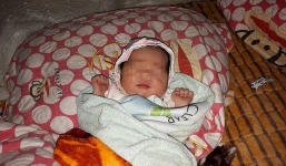 Đi chăn bò, phát hiện bé gái sơ sinh còn nguyên dây rốn bị bỏ rơi dưới gốc cây