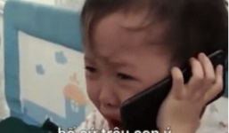 Bị bố trêu, bé gái mếu máo gọi điện mách ông nội 'con không chịu được bố luôn'