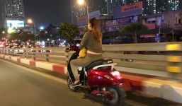 Xôn xao hình ảnh người mẹ lái xe bằng một tay, tay còn lại ôm con bú