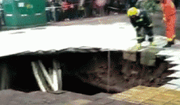 Hố tử thần 'nuốt chửng' người phụ nữ đi bộ trên vỉa hè ở Trung Quốc