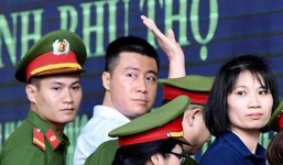 Phút tạm biệt người thân của 'ông trùm' cờ bạc Phan Sào Nam ở sân tòa