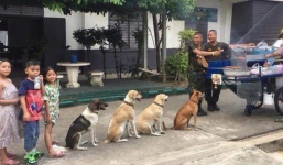 Bức ảnh 10 điểm về ý thức: Bốn 'đại boss' nghiêm chỉnh xếp hàng cùng các em nhỏ đợi ăn thịt xiên nướng