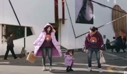 Gia đình nổi tiếng MXH: Ăn mặc chất từ bố mẹ đến con cái, cứ đi cùng nhau là diễn sâu vô đối