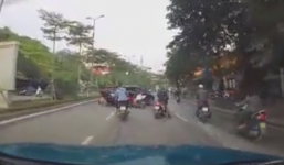 Clip: Tài xế lùi xe không kiểm soát hất tung cô gái đi xe máy lên dải phân cách
