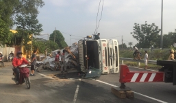 Người dân hoảng hốt thấy tài xế bị thương bò ra khỏi container