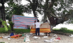 Thi thể người đàn ông buộc chặt vào tảng đá trôi trên sông Hương