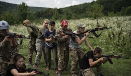 Hé lộ hình ảnh trại đào tạo các tay súng 'ngắm là bắn, bắn là chết' từ 8 tuổi