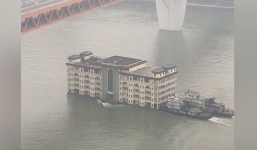 Cảnh tượng kinh ngạc: Nhà hàng 5 tầng trôi lững lờ trên sông