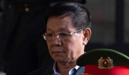 Cựu tướng Phan Văn Vĩnh xin điều trị y tế, rời sân tòa khi 90 bị cáo khác đang bị xét hỏi