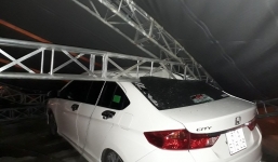 Khung sắt cao 15 mét đổ sập đè bẹp ô tô, nhiều người kịp chạy thoát thân