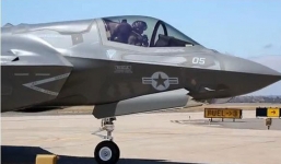 Phi công Mỹ bị cấm bay vì vẽ hình nhạy cảm trên trời