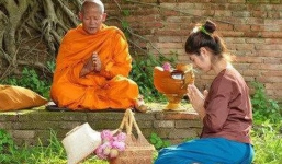 Được hỏi 'Liệu có ăn thịt trong phòng không?', nhà sư đưa ra câu trả lời khiến ai cũng phải tâm phục khẩu phục! Bài học cuộc sống là đây chứ đâu