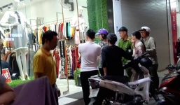 Đứng xem điện thoại trên vỉa hè, người đàn ông bất ngờ bị đâm trọng thương