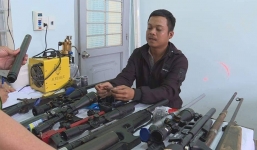 Đột kích bên trong xưởng chế tạo hàng loạt súng 'khủng' ở Đắk Lắk