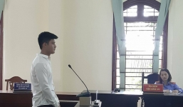 Chú rể lấy cốc bia đánh vào mặt khách nữ vì giật micro