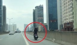 Cô gái đầu trần, phóng xe máy ở đường trên cao Phạm Hùng - Hà Nội