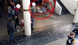 Bé gái 4 tuổi bị báo cắn vào cổ và kéo lê 2 mét trong rạp xiếc