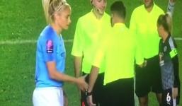 Hy hữu: Để cầu thủ 'oằn tù tì', trọng tài bị treo còi 3 tuần