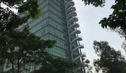 Nam sinh viên bỏ lại ba lô, trèo lên sân thượng của trường tự tử