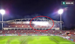 Nóng: Bất chấp cảnh báo, CĐV Việt Nam vẫn đốt pháo sáng trên sân Mỹ Đình