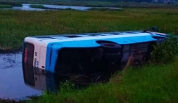 Cà Mau: Tài xế buồn ngủ, lái xe khách lao thẳng xuống ao tôm 