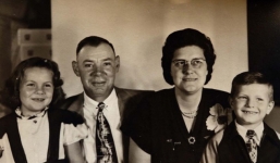 Bi kịch những đứa trẻ trong bức ảnh “mẹ bán con”: Bị cưỡng bức đến chửa hoang, bị bạo hành đến loạn trí, thành kẻ nguy hiểm cho xã hội