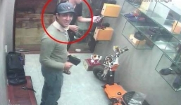 Người đàn ông ngoại quốc ăn mặc bảnh bao trộm nước hoa, đồng hồ 'nhanh như cắt' trên phố