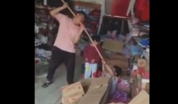 Phẫn nộ người đàn ông dùng gậy chọc, chân đạp tới tấp vào bé trai đang khóc